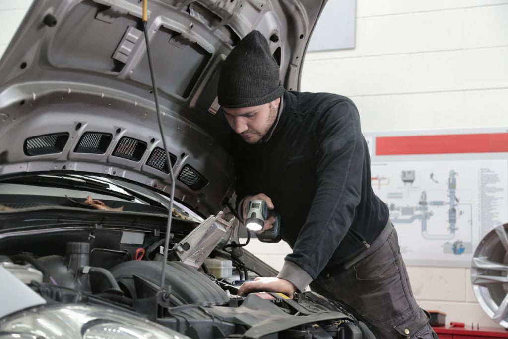 Si possible, avant d'acheter un véhicule à un particulier, faîtes-le contrôler auprès d'un professionnel (ami ou garagiste)